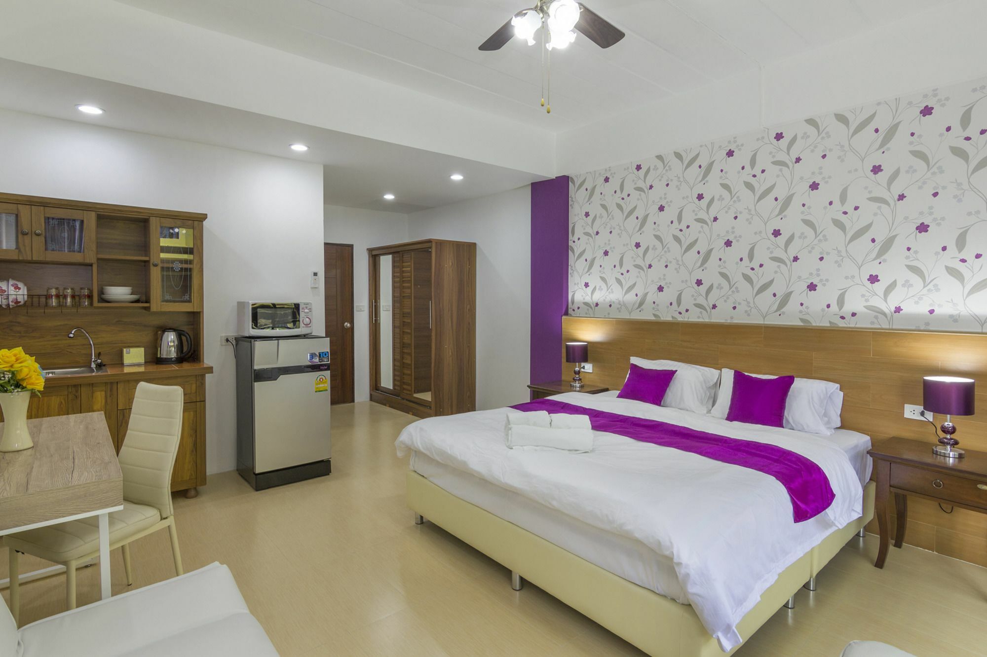 Kontiki Guesthouse Jomtien Beach Exterior photo
